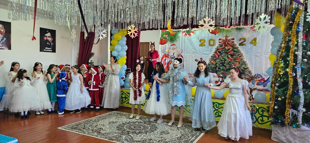 "ҚОШ КЕЛДІҢ, ЖАҢА ЖЫЛ!" ЕРТЕҢГІЛІГІ 📌 N9 Абай атындағы орта мектебінде «Қош келдің, Жаңа жыл!» тақырыбында мектепалды даярлық сынып бүлдіршіндері, 1-4 және жоғарғы сыныптар үшін ертеңгілік, мерекелік шаралар өткізілді.  ✅Мерекелік шараны мектеп дире