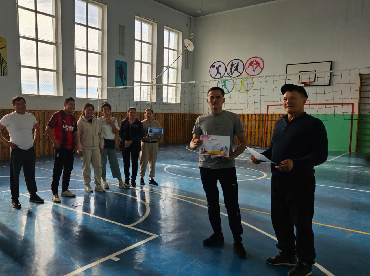 🏐ВОЛЕЙБОЛ ЖАРЫСЫ ӨТТІ  🥇Күзгі каникул кезінде ұстаздар мен оқушылардың уақытын тиімді пайдалану мақсатында жоспардың бір іс-шарасы ретінде ұстаздар арасында  волейбол жарысы өтті. Мектеп ұстаздары үш топқа бөлініп сынға түсті.